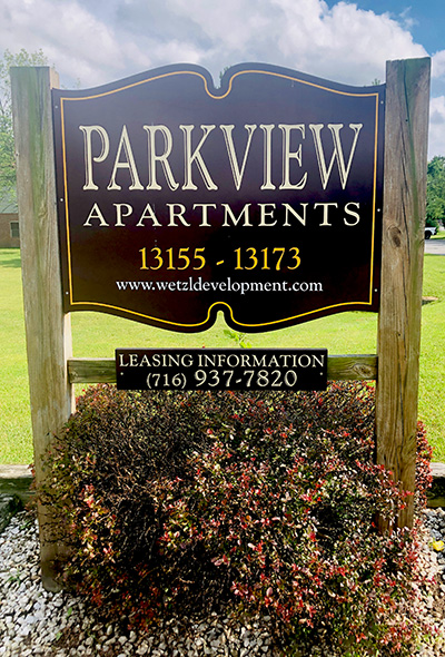 photo of Parkview Apartment sign
